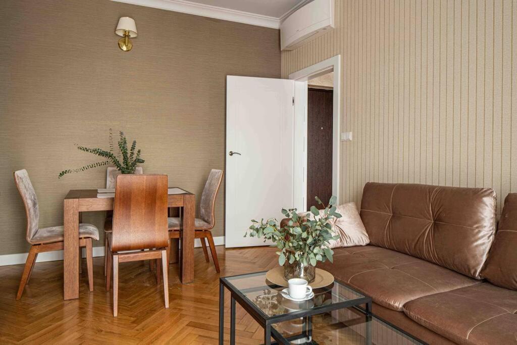Wyzwolenia Apt , Lazienki Park & Zbawiciela Sq. 2' Warsaw Luaran gambar